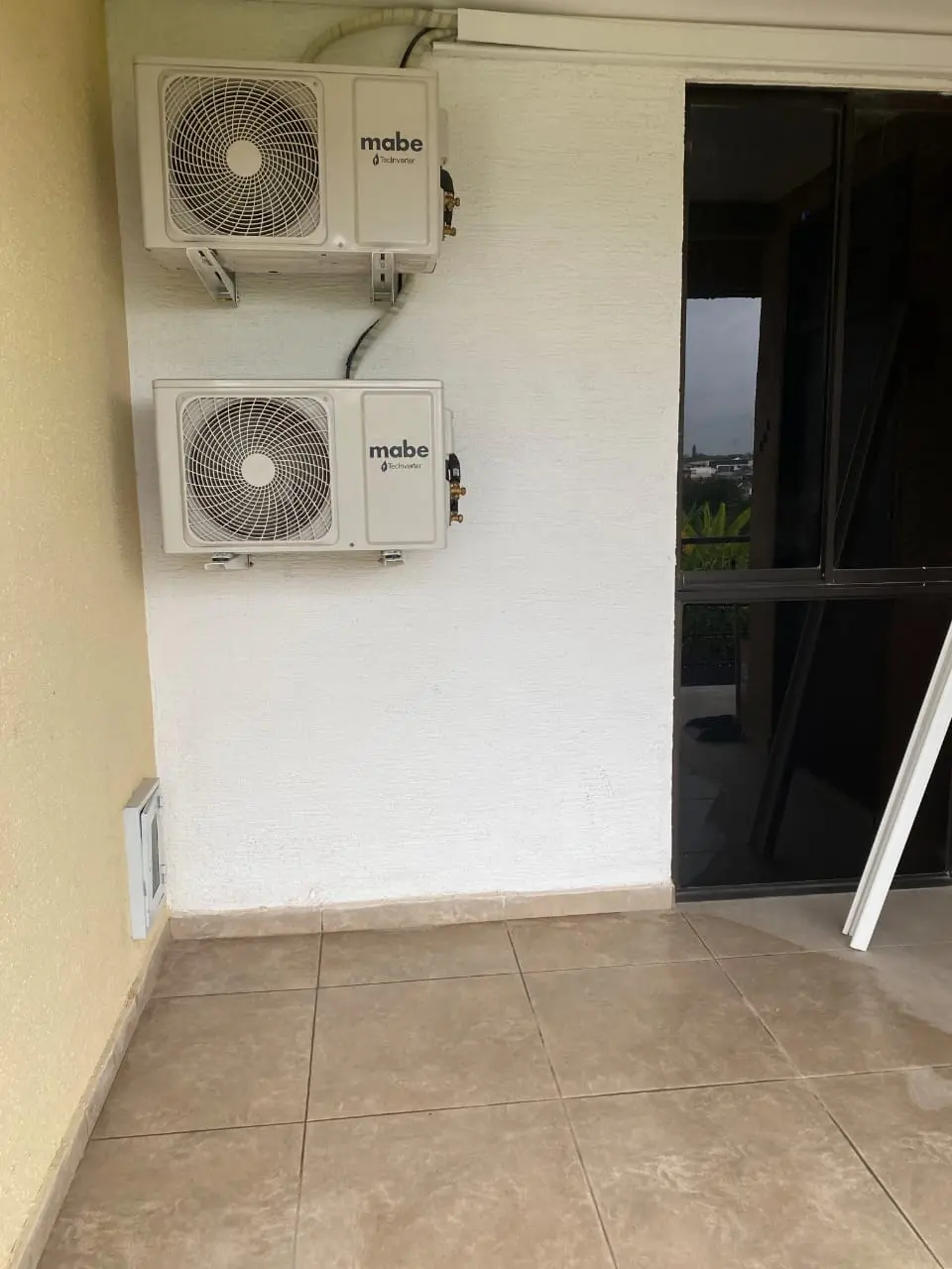 Instalación de banco de unidades condensadoras de aire acondicionado